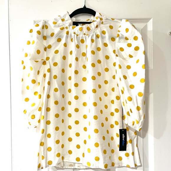 Tops - 🌻💛🌻💛Polka Dot Blouse!